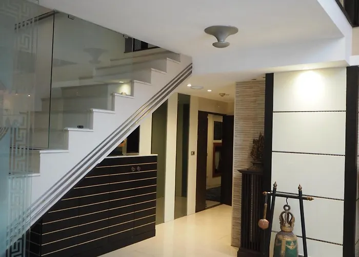 Custom Design Loft With City Views And Rooftop Pool 山林小屋