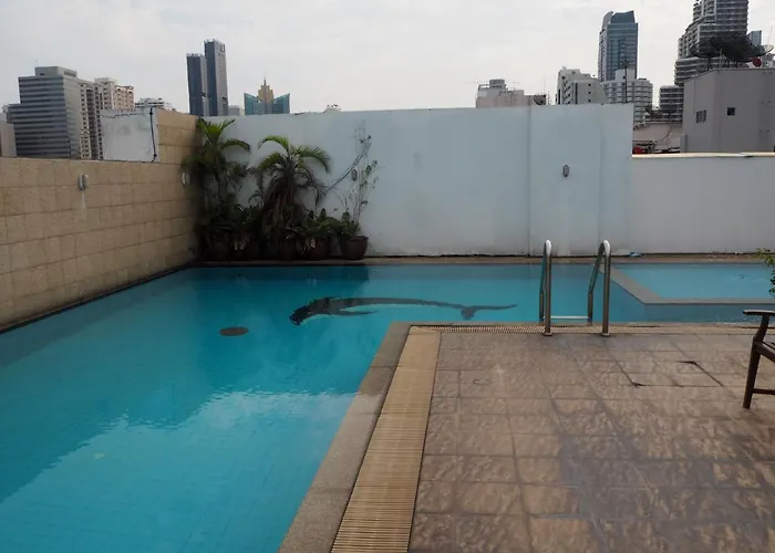 Custom Design Loft With City Views And Rooftop Pool 山林小屋 曼谷