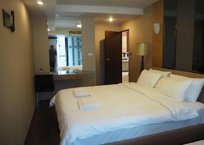 Custom Design Loft With City Views And Rooftop Pool 山林小屋