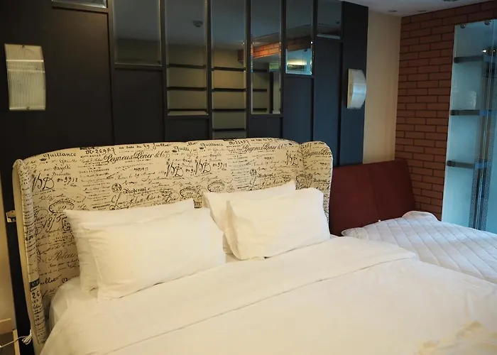 Custom Design Loft With City Views And Rooftop Pool 山林小屋 曼谷