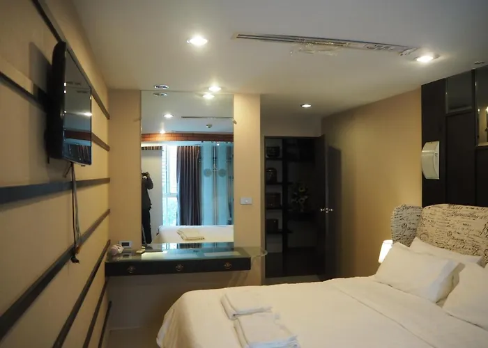 Custom Design Loft With City Views And Rooftop Pool 山林小屋 *