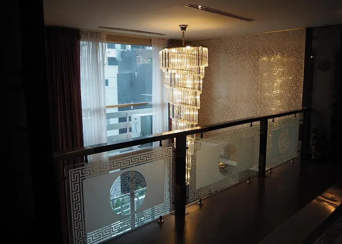 Custom Design Loft With City Views And Rooftop Pool 山林小屋
