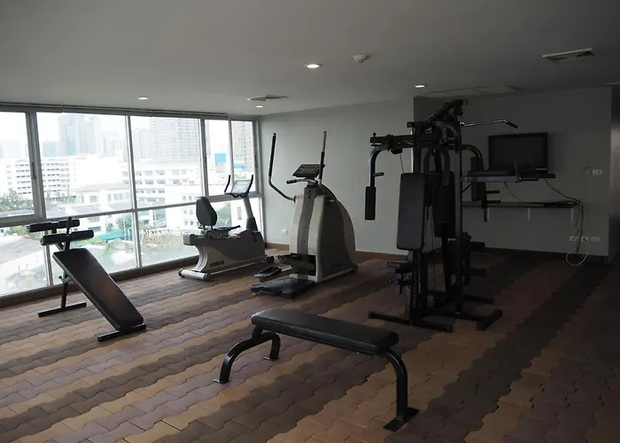 Custom Design Loft With City Views And Rooftop Pool 山林小屋